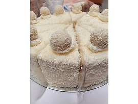 Торта Raffaello 12 парчета нарязана